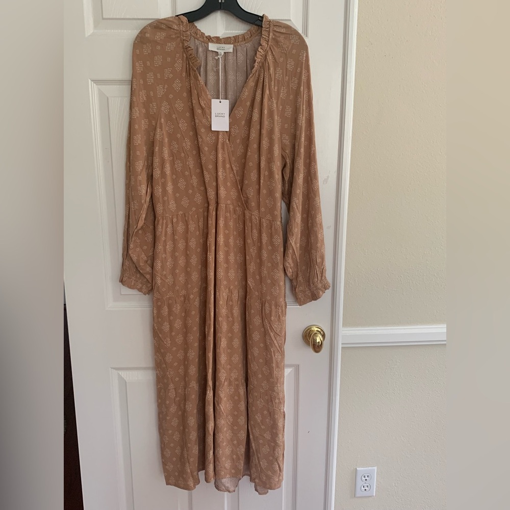 NWT Lucky 🍀 Brand Dress: Tan, Diamond Shapes Print in White, Wrap Chest Vneck XL